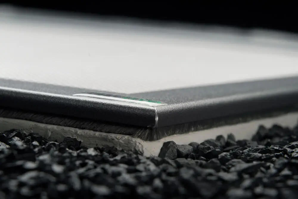 Kantendetail einer ShadowLine Abdeckung mit feinem Gewebe im Rahmen