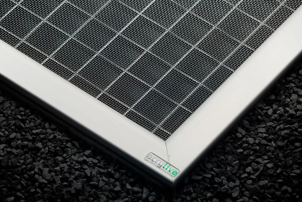 Eckdetail der SilverLine Abdeckung mit Edelstahlrahmen und Gittereinsatz