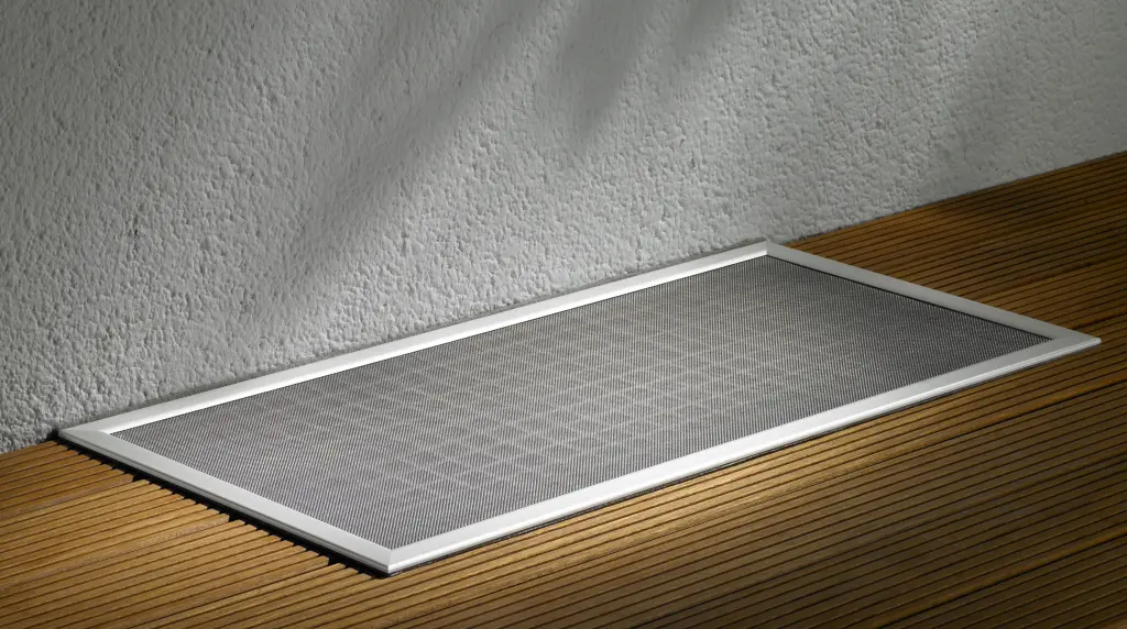 SilverLine Lichtschachtabdeckung mit Edelstahlrahmen, bündig im Boden vor einer Wand