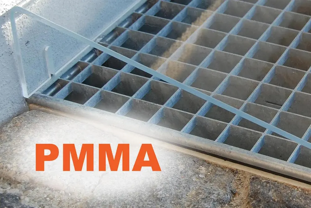 Aufgeklappte Acrylglasabdeckung über einem Gitterrost mit eingeblendetem Kürzel PMMA