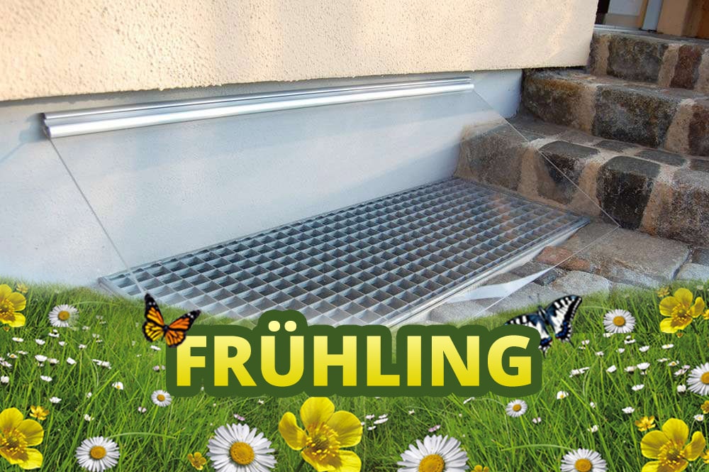 Lichtschacht mit Abdeckung, überlagert vom Schriftzug Frühling auf einer Blumenwiese