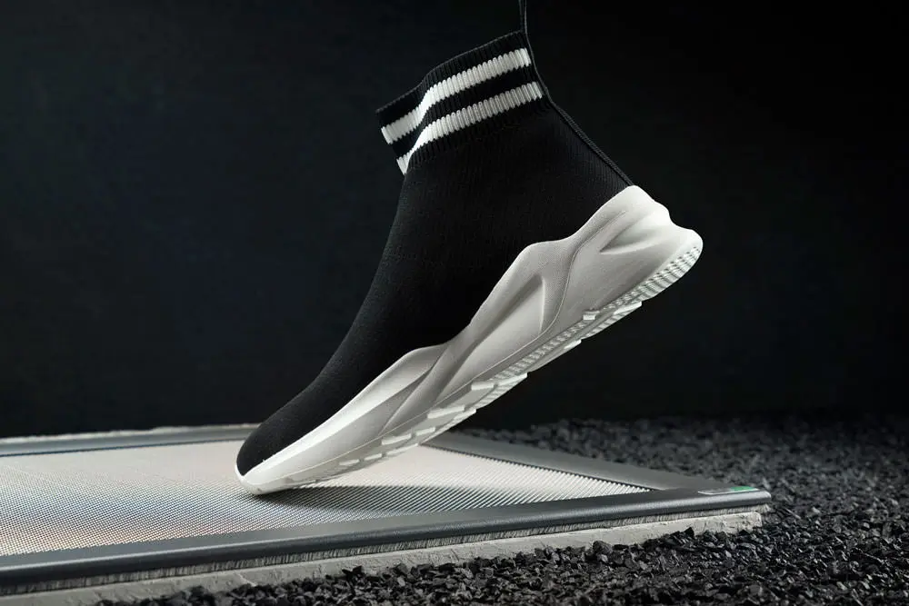 Sneaker steht auf einer ShadowLine Abdeckung und zeigt ihre Belastbarkeit