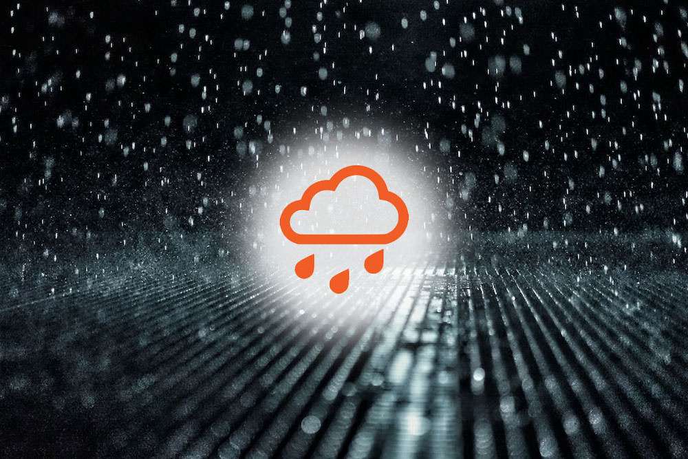 Starkregen bei Nacht mit eingeblendetem Regenwolken-Symbol