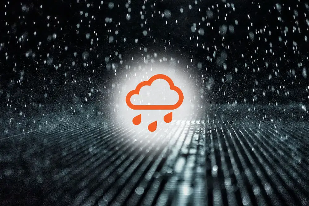 Starkregen bei Nacht mit eingeblendetem Regenwolken-Symbol