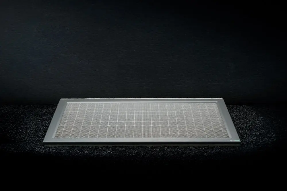 ShadowLine Lichtschachtabdeckung mit dunklem Rahmen auf schwarzem Untergrund